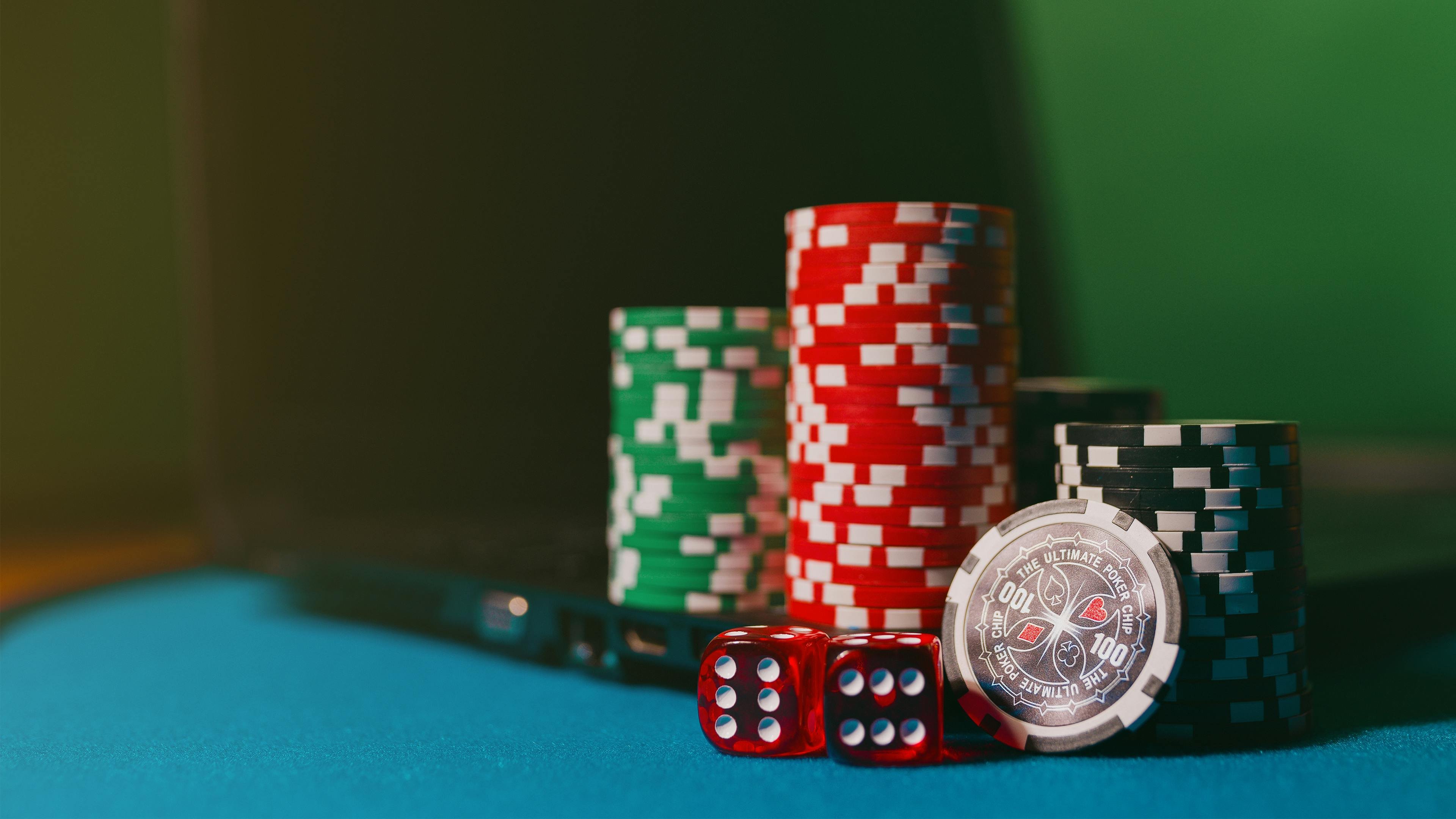 Pengguna menikmati permainan casino dan taruhan olahraga melalui platform pendi188