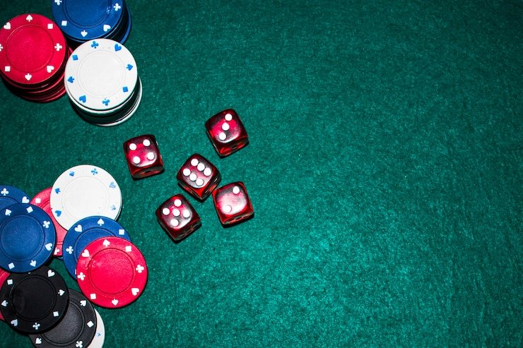 Dealer langsung Live Casino berinteraksi dengan pengguna di platform digital pendi188